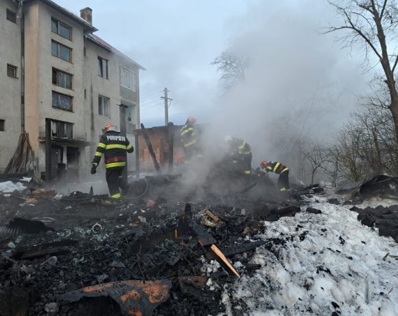 Incendiu puternic în Luna Cernii de Jos, jud. Hunedoara! A ars depozitul de lemne - FOTO
