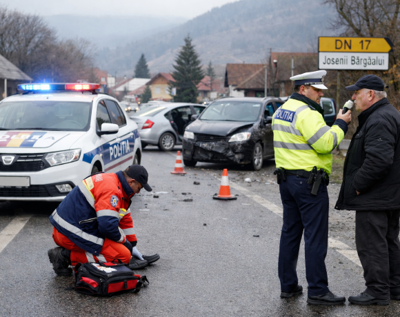 Accident în Bistrița, soldat cu doi tineri