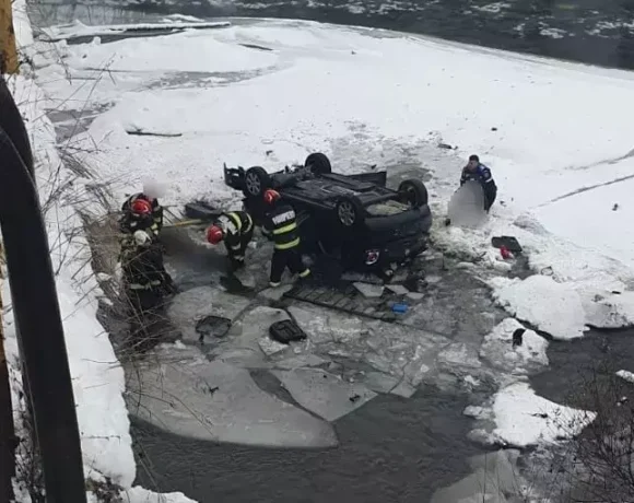 Mașină răsturnată în albia râului Bistrița, la Vatra Dornei. Șase persoane, inclusiv patru copii, erau în mașină - FOTO
