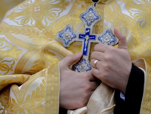 Preot cu amantă în Cluj! A terorizat-o și amenințat-o cu moartea. Preoții șefi s-au făcut că plouă