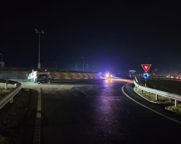 Accident halucinant în Alba! Șoferul nu a văzut ditamai sensul giratoriu de pe autostradă - FOTO