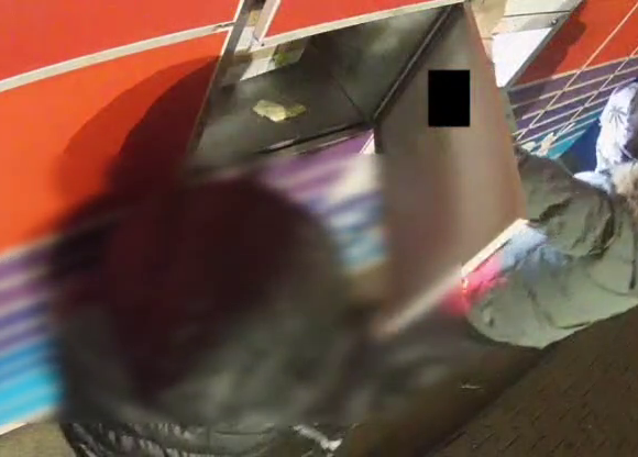 VIDEO / Orăștie. Prinși în flagrant de polițiști în timp ce forțau un easybox pentru a sustrage colete