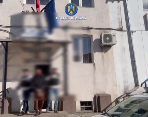 Bărbat de 33 de ani, reținut la Lupeni după ce ar fi spart geamurile a două autoturisme - VIDEO