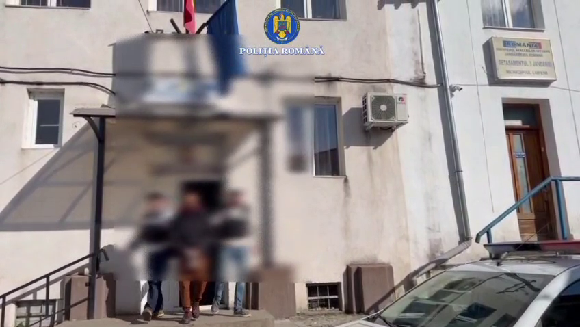 Bărbat de 33 de ani, reținut la Lupeni după ce ar fi spart geamurile a două autoturisme - VIDEO