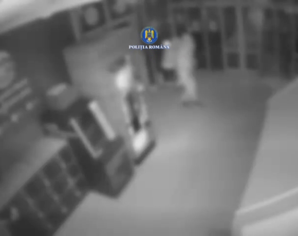 Doi minori, frați cu Spiderman, prinși după ce au dat spargeri spectaculoase - VIDEO