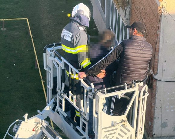 Bărbat salvat de pe un bloc din Hațeg. Amenința că termină cu totul - FOTO