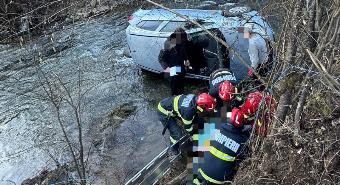 Accident în Vidrișoara, Alba! O mașină a plonjat dramatic într-un râu - FOTO
