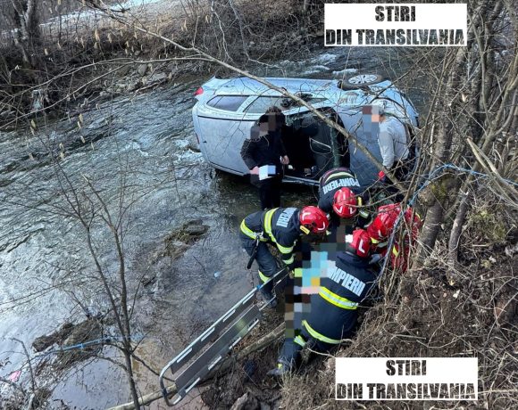 Accident în Vidrișoara, Alba! O mașină a plonjat dramatic într-un râu - FOTO