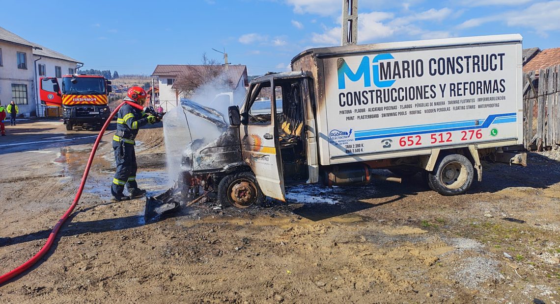 O autospecială a luat foc pe o stradă din Toplița - FOTO