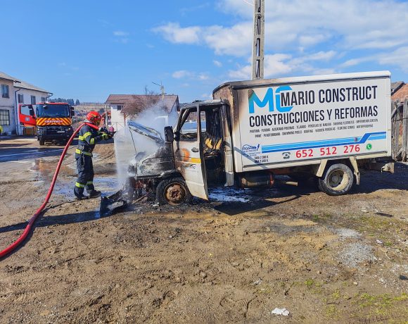 O autospecială a luat foc pe o stradă din Toplița - FOTO