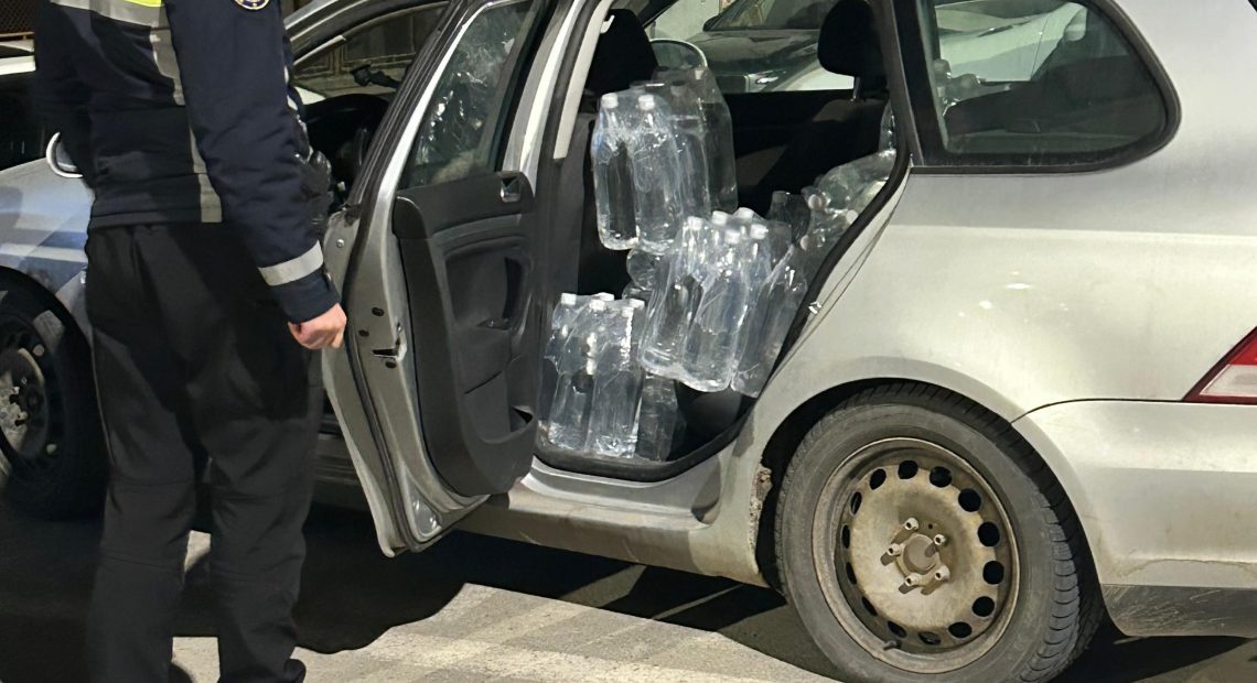 Polițiștii au confiscat 180 de litri de alcool transportat cu o mașină personală - FOTO