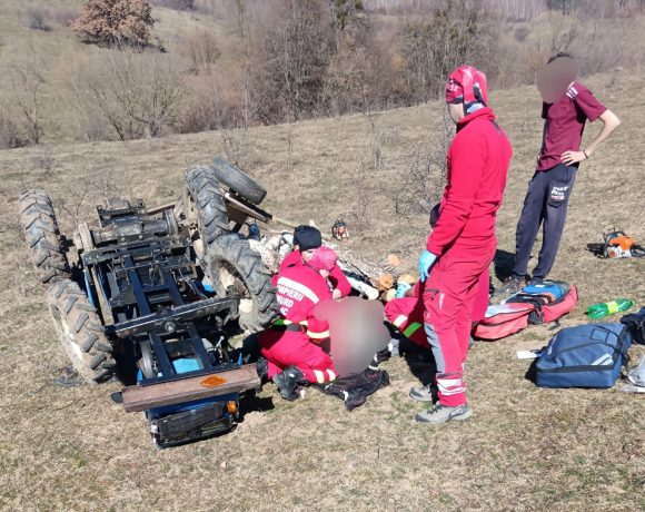 Bărbat în stare gravă, după ce s-a răsturnat cu tractorul - FOTO