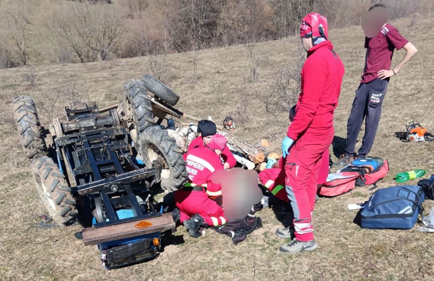 Bărbat în stare gravă, după ce s-a răsturnat cu tractorul - FOTO