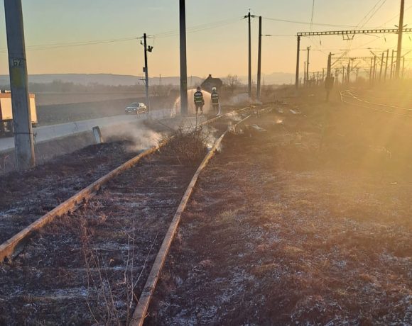 Incendiu de vegetație uscată, în spatele gării Războieni! Pericol IMINENT de explozie - FOTO