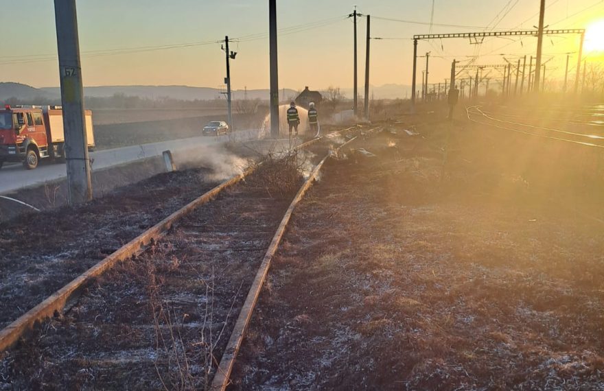 Incendiu de vegetație uscată, în spatele gării Războieni! Pericol IMINENT de explozie - FOTO
