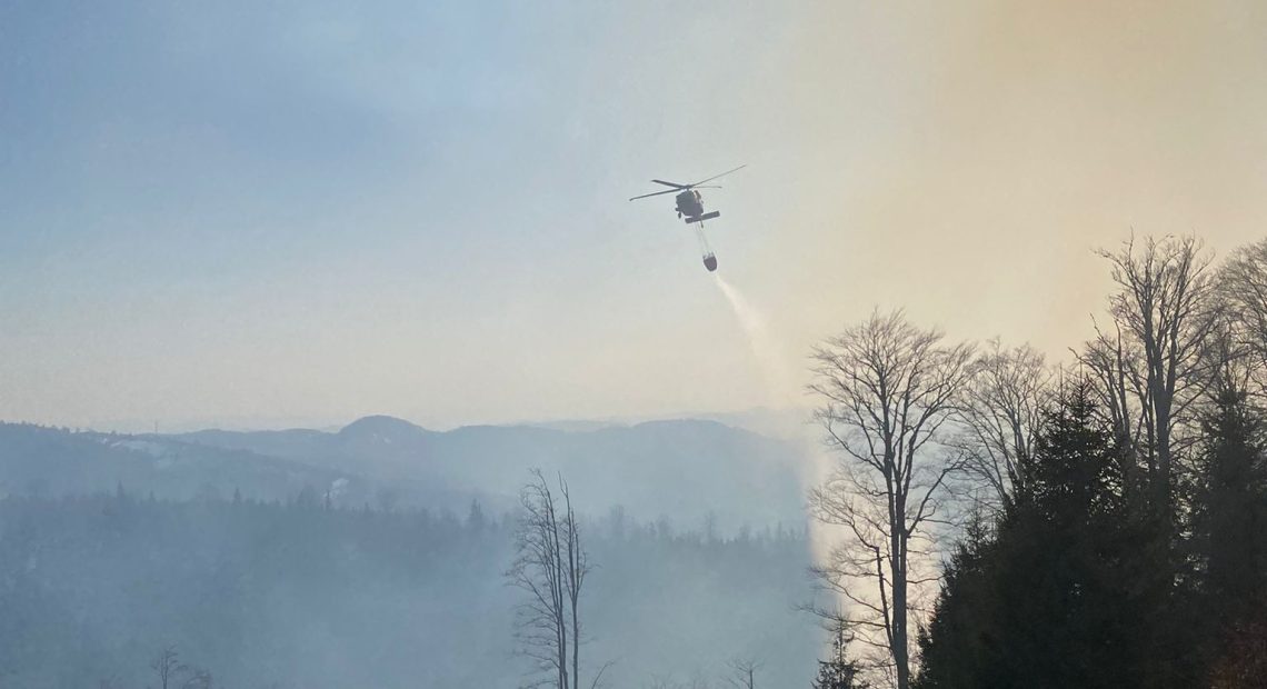 Femeie din Breb, Maramureș, văzută din elicopterul Black Hawk în timp ce dădea foc câmpului. Amenda primită e pistol cu apă - FOTO