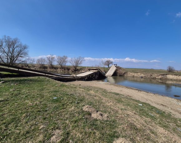 Pod prăbușit în județul Brașov. Populația e sfătuită să stea departe - FOTO