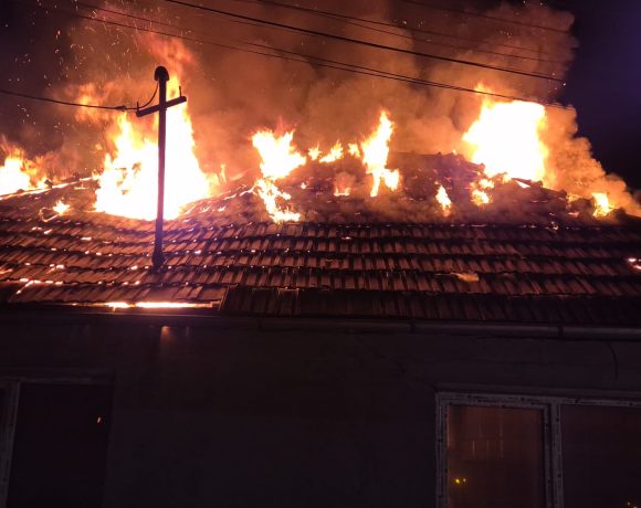 Incendiu grav la o casă din Beclean! O persoană a fost prinsă în casă
