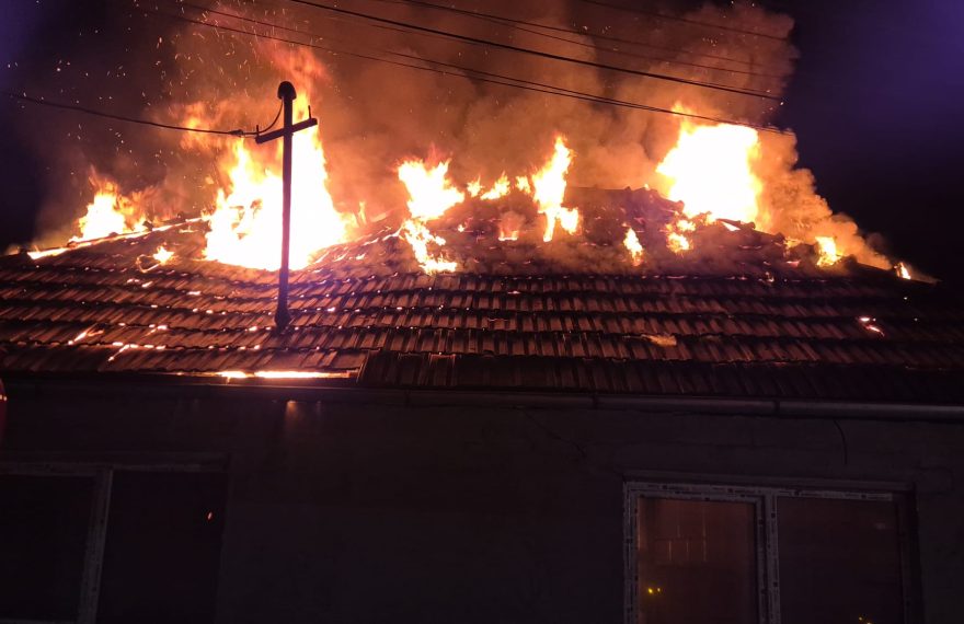 Incendiu grav la o casă din Beclean! O persoană a fost prinsă în casă