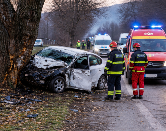Accident mortal în Brașov, în orașul Victoria. Mașina a intrat într-un copac