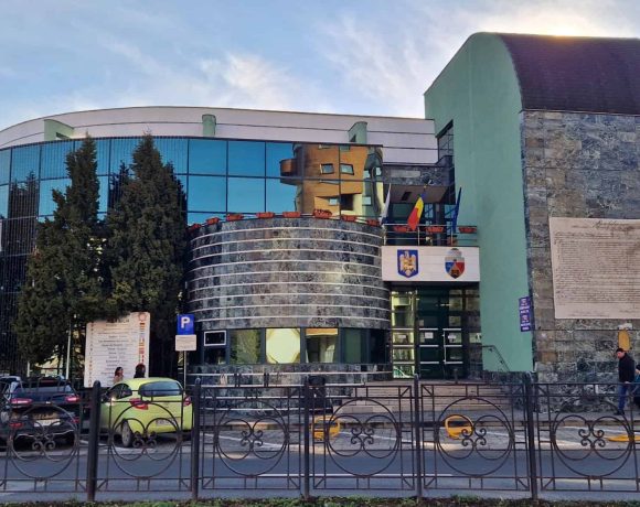 Nereguli grave la Primăria Alba Iulia: Salarii plătite dublu, erori fiscale și amenzi pentru persoane decedate