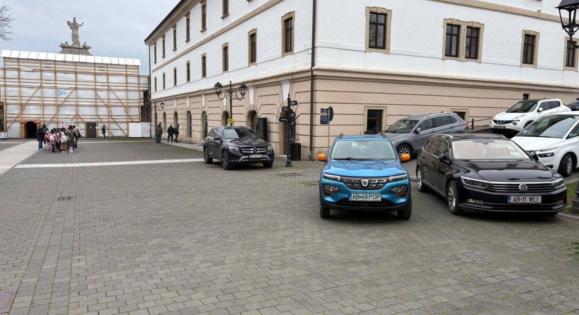 ”Dumitrel, trezește-te!” - Haosul parcărilor din Cetatea Alba Carolina stârnește revoltă - FOTO
