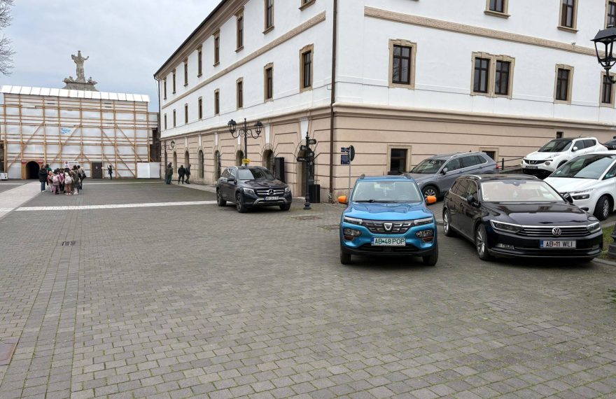 ”Dumitrel, trezește-te!” - Haosul parcărilor din Cetatea Alba Carolina stârnește revoltă - FOTO
