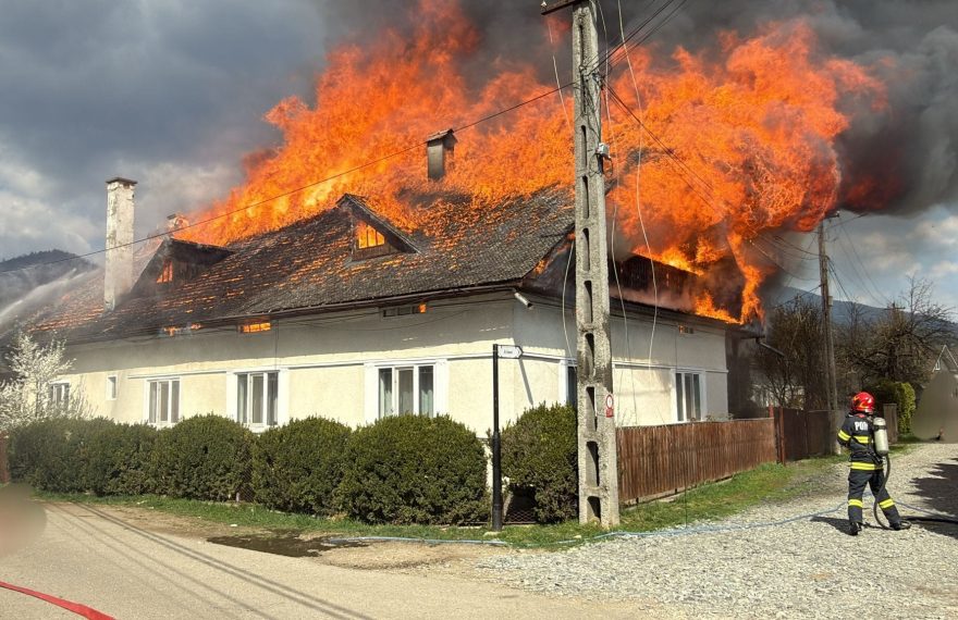 Casă cuprinsă de flăcări în Susenii Bârgăului