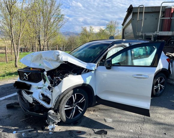 Accident în Ruși, comuna Bretea Română, jud. Hunedoara! Un Volvo și o Tesla s-au făcut praf - FOTO