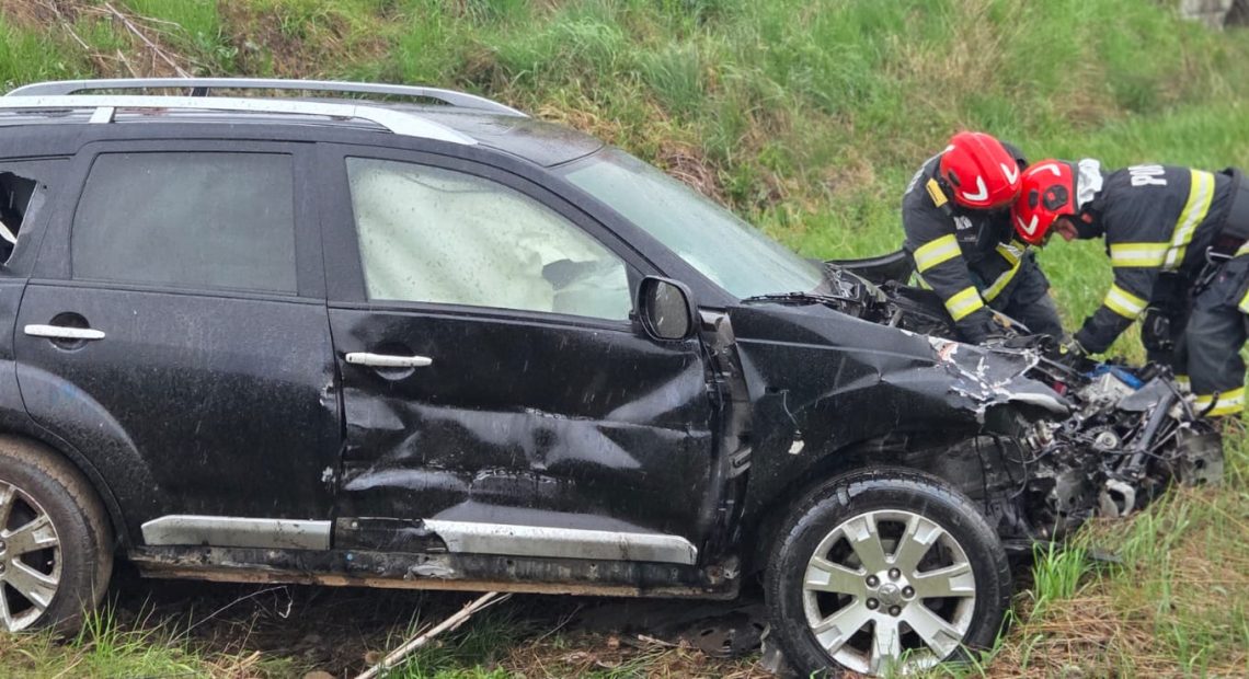 Autoturism acroșat de trenul Bistrița - Beclean - FOTO