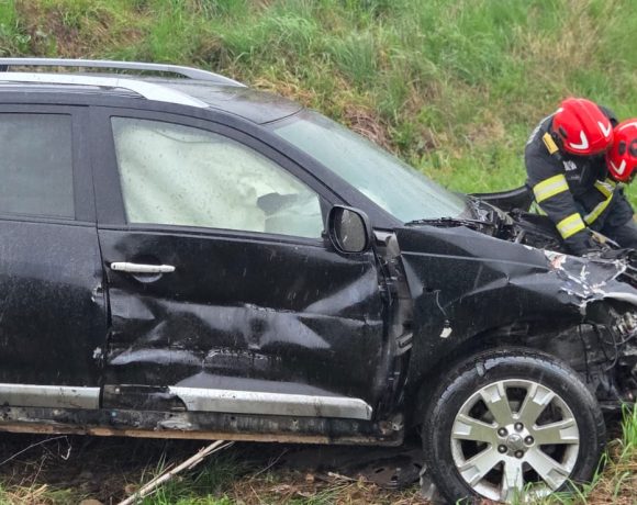 Autoturism acroșat de trenul Bistrița - Beclean - FOTO