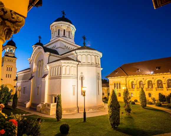 PAȘTELE ORTODOX 2026 la Alba - Programul slujbelor religioase de la Catedrala Încoronării din Alba Iulia, în Săptămâna Mare și de Înviere