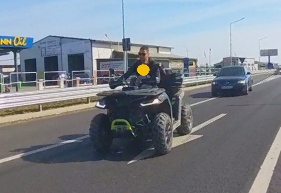 „Inconștiență totală”: Copil mic, ținut în brațe pe un ATV pe DN1, la Oșorhei. Poliția s-a autosesizat