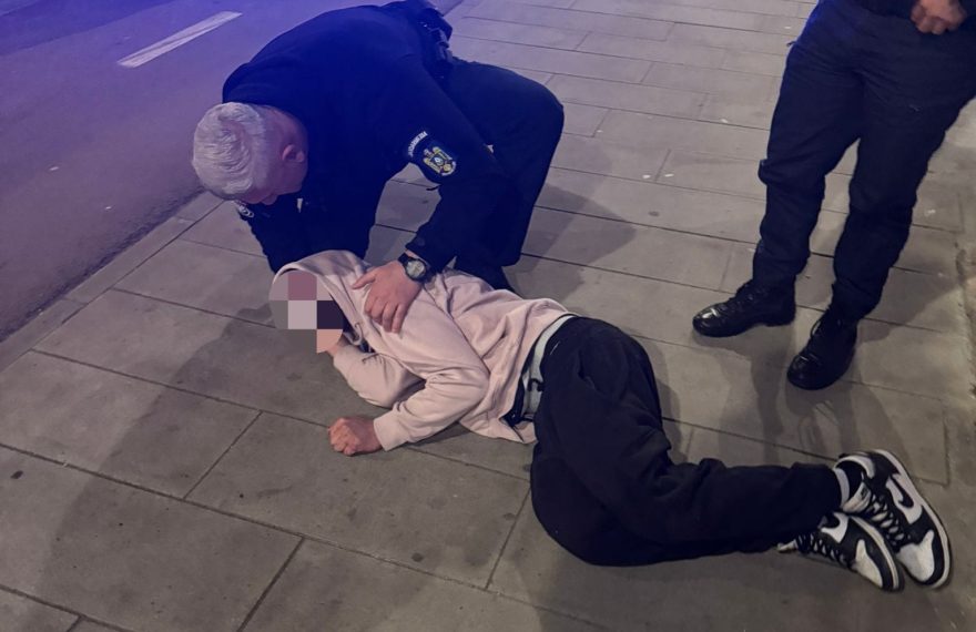 Șocant - Tânăr căzut pe stradă în Bistrița. Sunt epuizați de muncă sau drogați? - FOTO